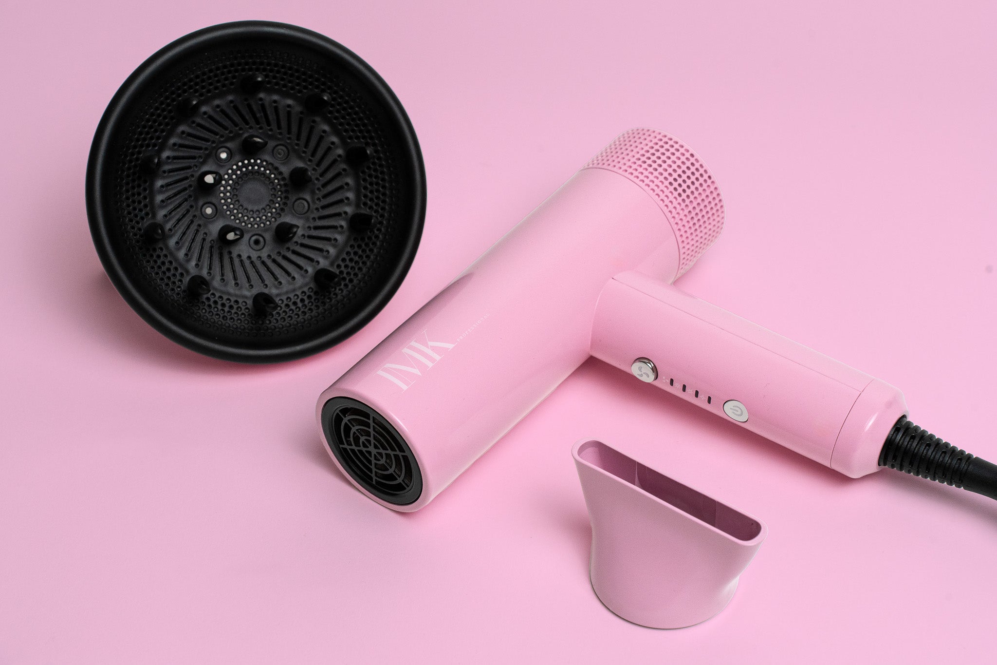 Seche_cheveux_fond_rose.jpg